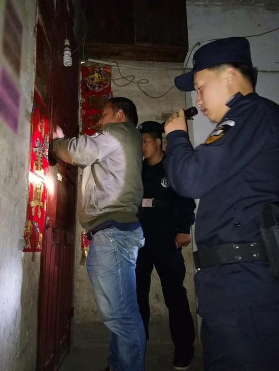 锦屏县粗心妈妈误将幼女锁家中 